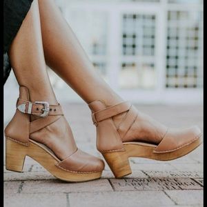 NWOT Free People Andora Clog in Tan